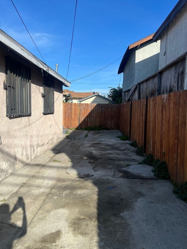 Building Photo - E1077F