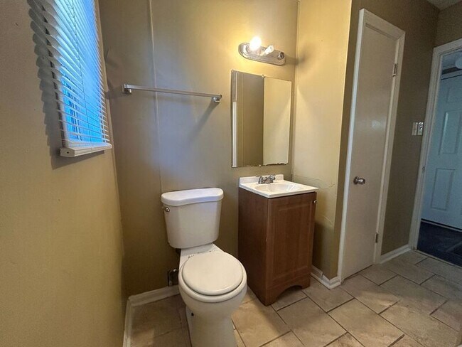 Building Photo - 1136 Broad St