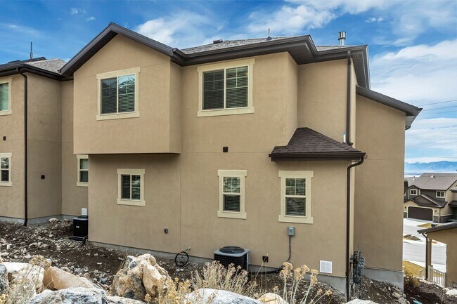 Building Photo - Newer 3 Bed Town Home - Provo's Southeast Bench