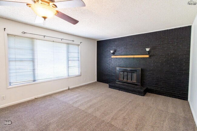 Building Photo - 501 W Texas Ave