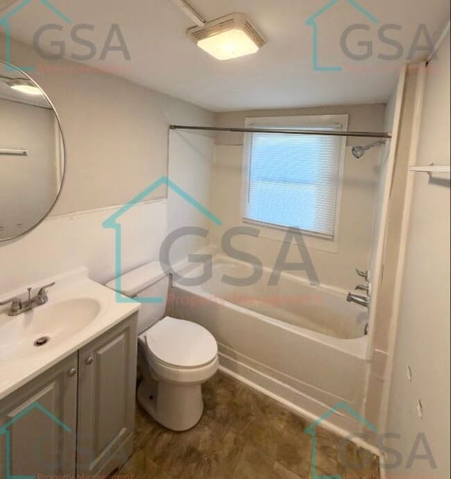 Building Photo - 2 bedroom 1 bathroom House AVAILABLE NOW