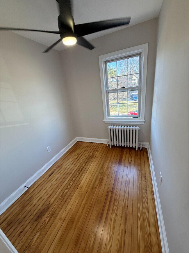 Building Photo - 1608 13th Rd S