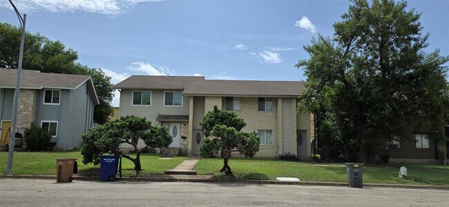Building Photo - 8811 Dawnridge Cir