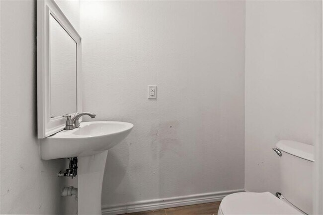 Building Photo - 15898 Chestnut Dr