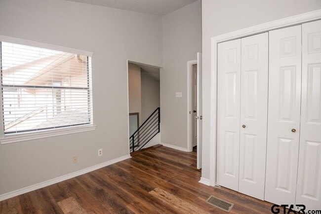 Building Photo - 5917 Hollytree Dr