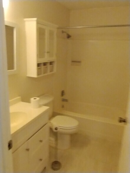 Building Photo - 19 Greentree Cir