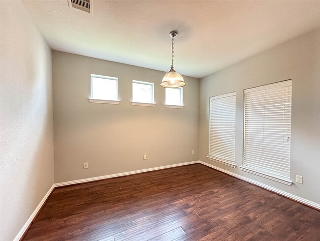 Building Photo - 1323 Maple Ace Dr