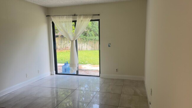 Building Photo - 1015 Staghorn St