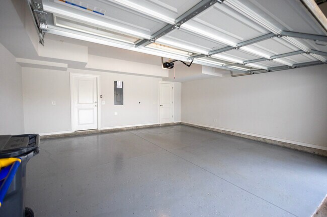 Building Photo - 2110 Holtz Ln