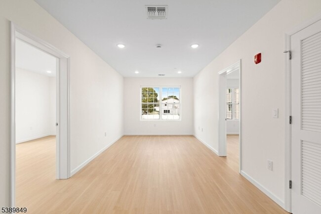 Building Photo - 70 Ridgedale Ave