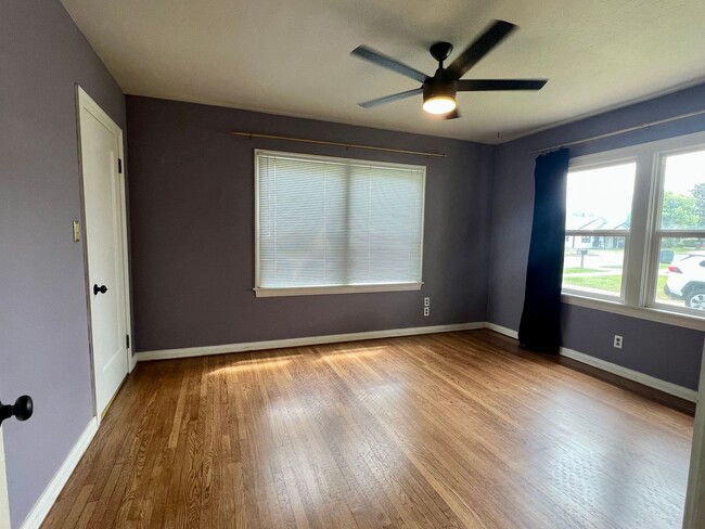 Building Photo - *** JUST REDUCED & MOVE- IN SPECIAL *** 3 Bedroom, 2 Bathroom charming Craftsman Style Home nestl...