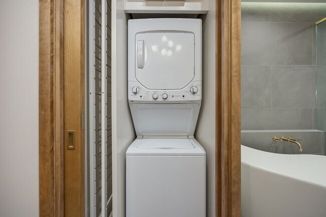 Building Photo - 505 Bastrop St