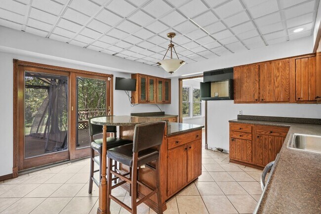 Building Photo - 300 Murray Hill Rd