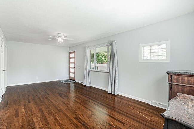 Building Photo - Exceptional 4-Bed, 2-Bath Home in Englewoo...