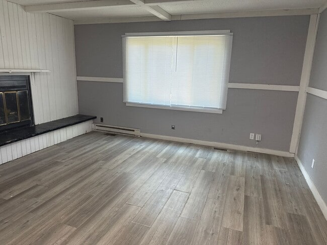 Building Photo - Coming soon!!!!      4 bedroom 2 bath with...