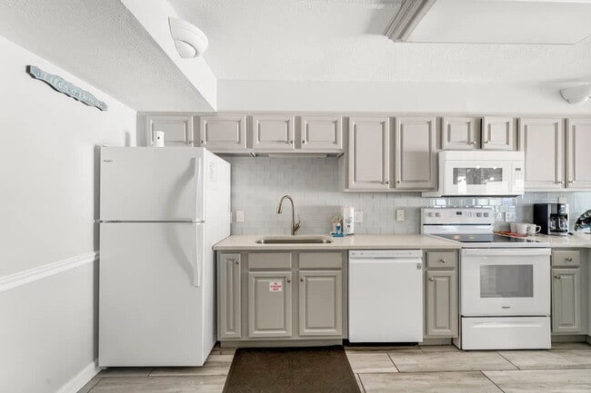 Building Photo - 8743 Thomas Dr