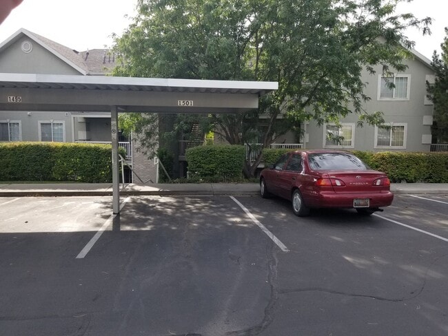 Building Photo - 3 Bed, 2 Bath in Orem - with pool access!