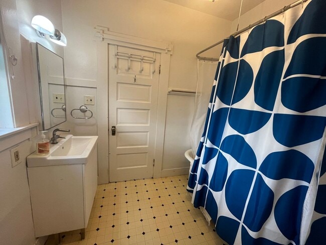 Building Photo - Beautiful 2bed 1bath home in Downtown Sacramento