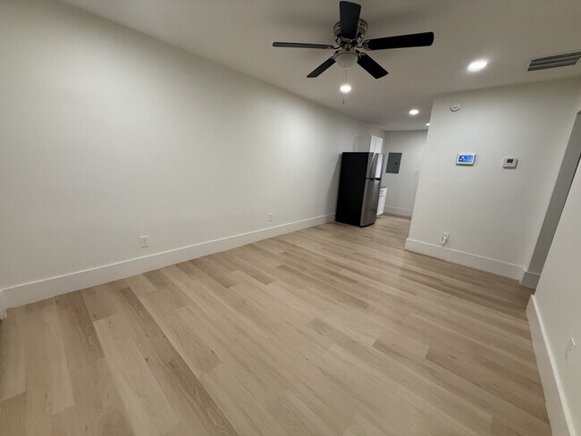 Building Photo - 928 N Hollywood St