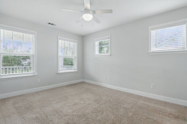 Building Photo - Spacious 5 Bedroom Home in Richmond Hill’s Waterways Community