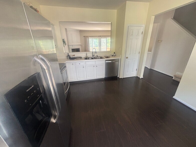 Building Photo - Room in Townhome on Ruby Walk Dr