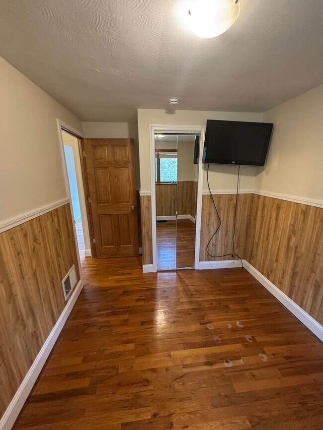 Building Photo - Coraopolis - 3 Bedroom, 1 Bath - Charming ...