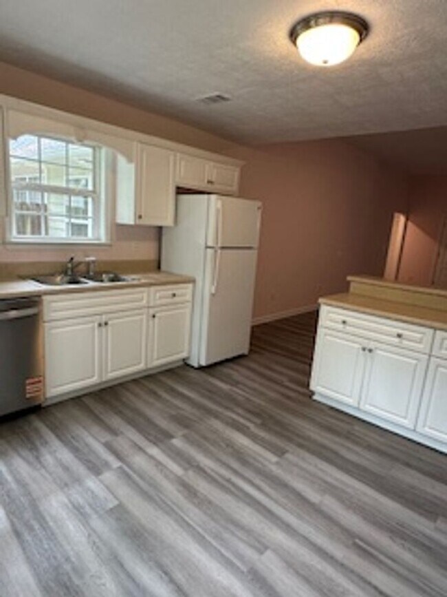 Building Photo - 3 BR/ 2 BA Attached Home