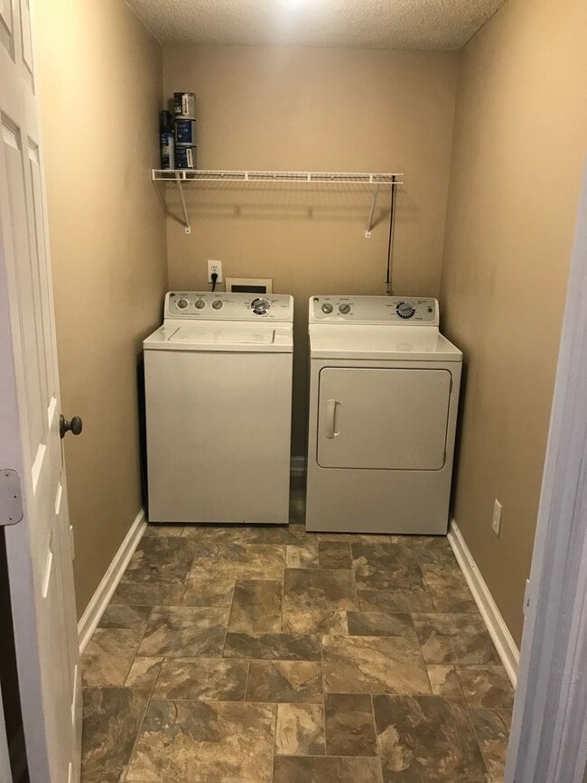 Building Photo - Nice 2 bedroom 2.5 bath town home in quiet neighborhood in town