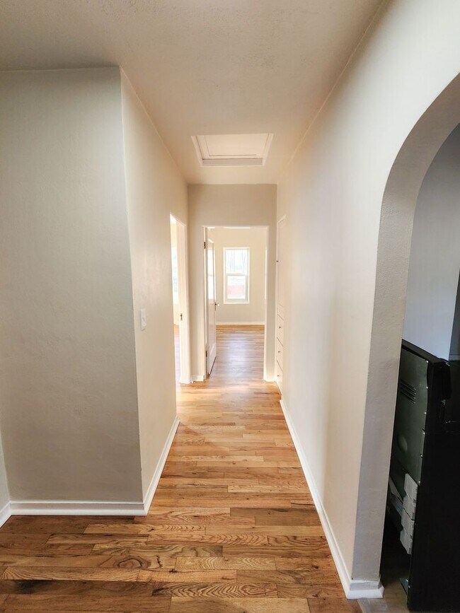 Building Photo - Charming Home with Large Backyard!