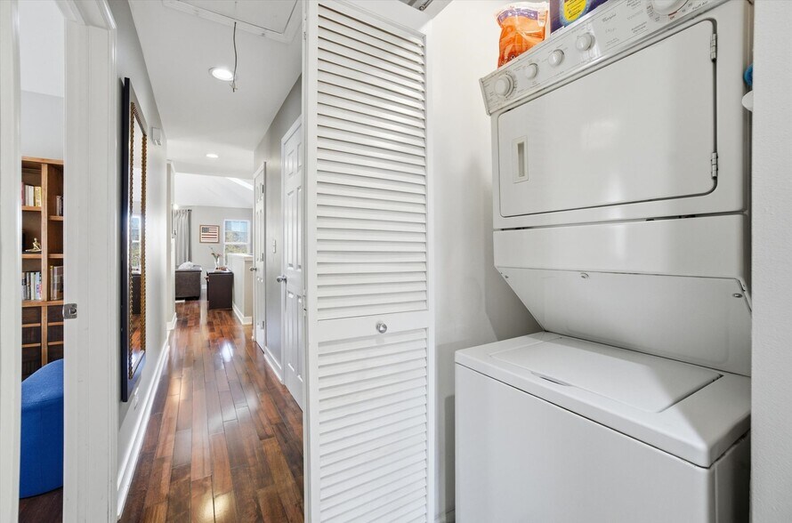 Building Photo - 639 W Elm St