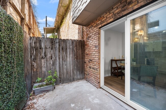 Building Photo - 2012 Brun St