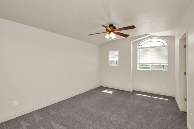 Building Photo - Beautiful 3 Bed, 2.5 Town Home in West Haven, Pet Friendly! Available NOW!