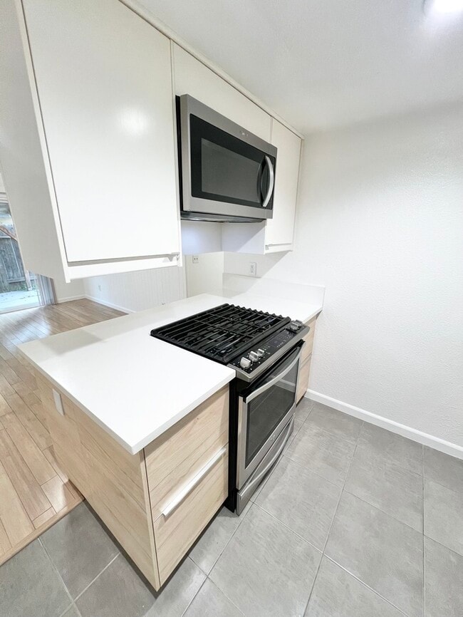 Building Photo - Spacious and recently remodeled 2 bedroom 1 bathroom duplex!