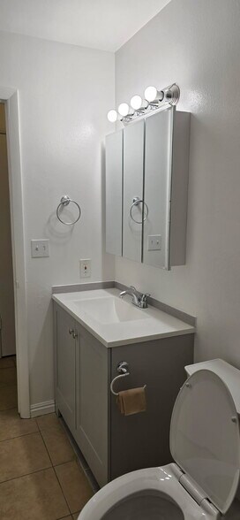 Building Photo - 2530 S Parkcrest Dr