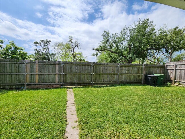 Building Photo - 1204 De Boll St