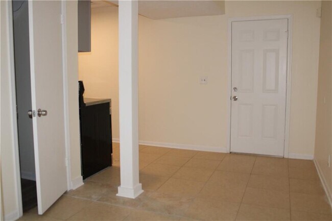 Building Photo - 135 Omega Dr