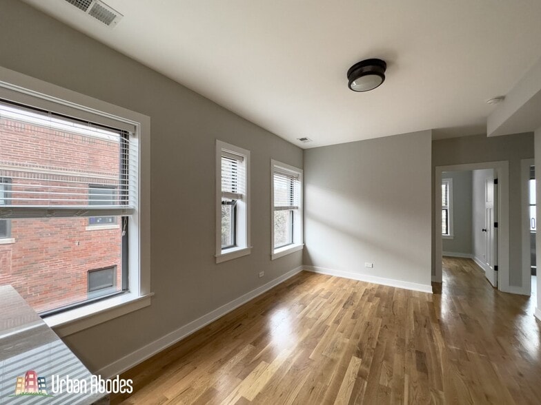 Building Photo - 2206 W Eastwood Ave