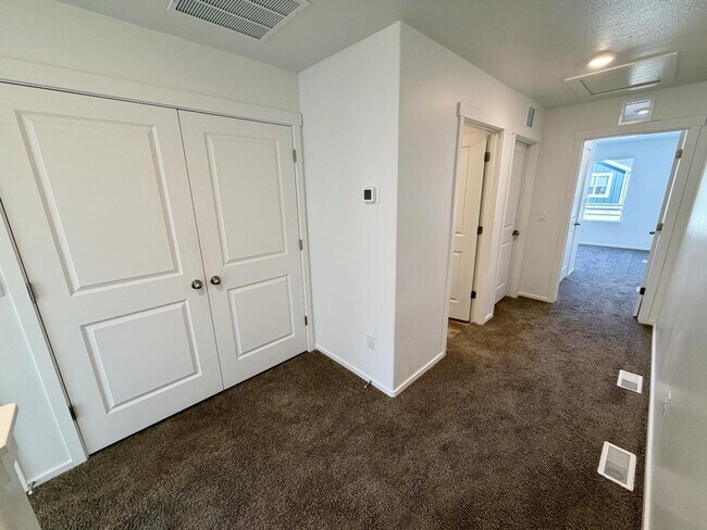 Building Photo - 3698 E 1520 S