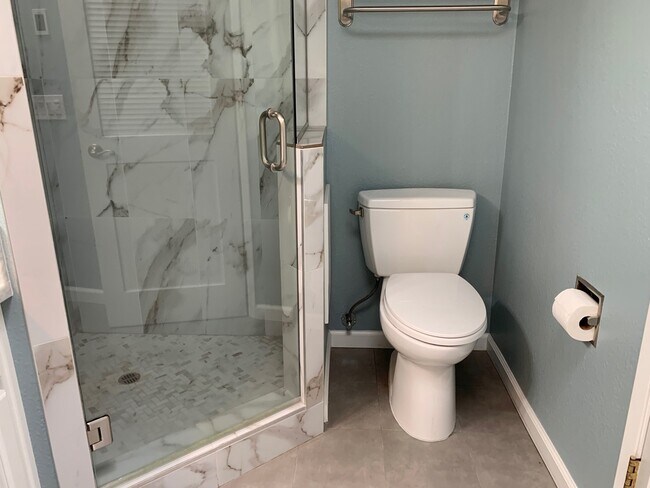 Building Photo - Beautifully Remodeled Evergreen house - hardwood, granite, A/C, stainless - Dogs welcome