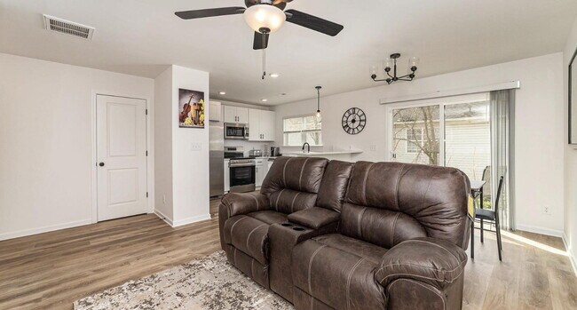 Building Photo - Comfortable & cozy Charlotte Townhouse 10 min from uptown