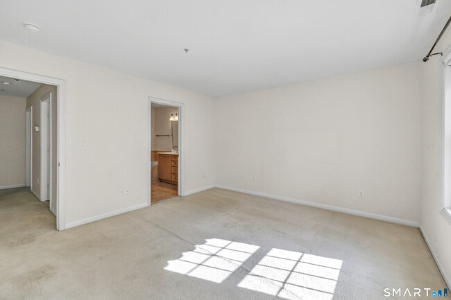 Building Photo - 570 Danbury Rd
