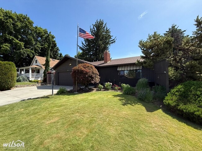 Primary Photo - Spacious 4-Bedroom Yakima Home with Hot Tu...