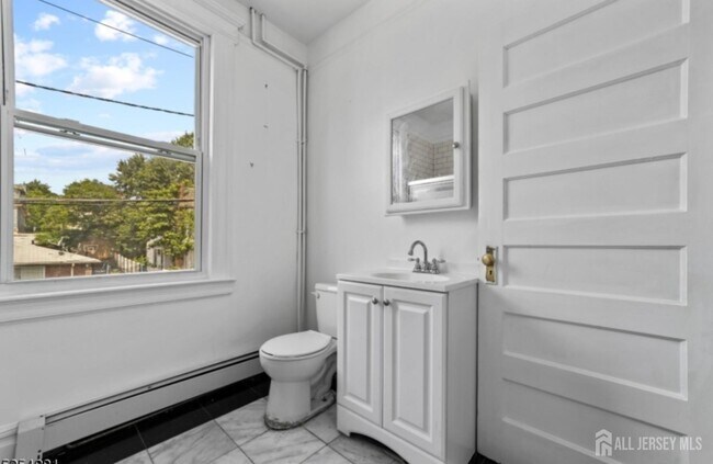 Building Photo - 410 Chadwick Ave