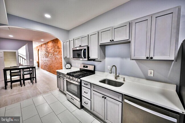 Building Photo - 1015 Riverside Ave