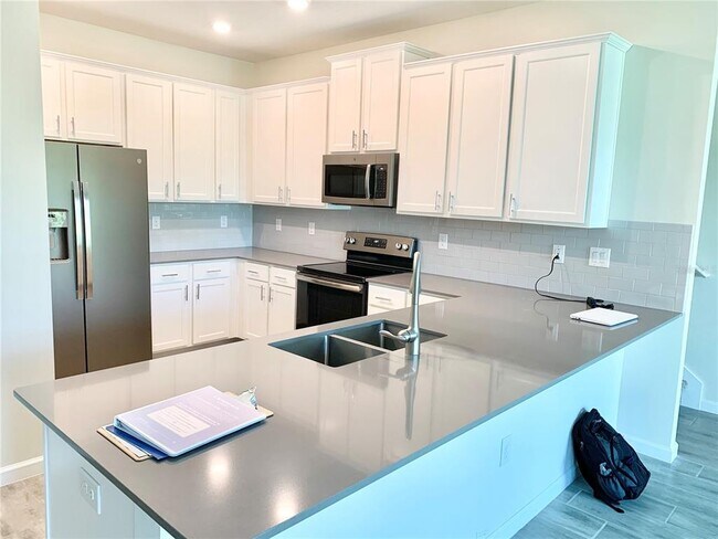 Building Photo - 9812 Red Eagle Dr