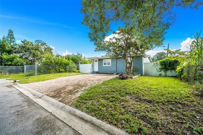 Building Photo - 1601 Palm Way