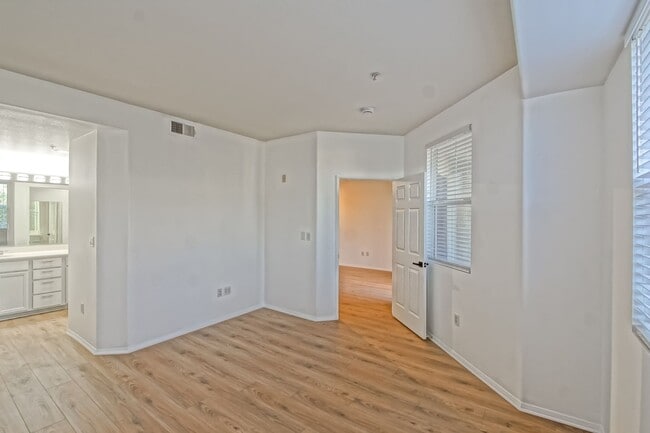Building Photo - Bright & Airy, Recently Updated 3rd Floor Apartment in the Catalina Building Across from Central ...
