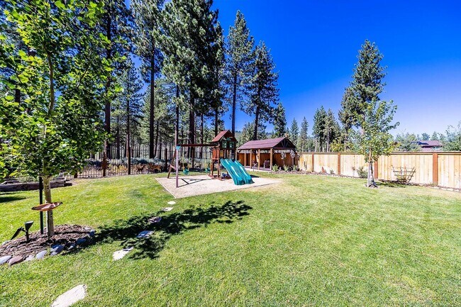 Building Photo - Large Mountain Luxury Home