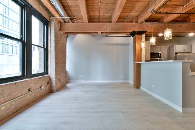 Building Photo - 11 E Illinois St