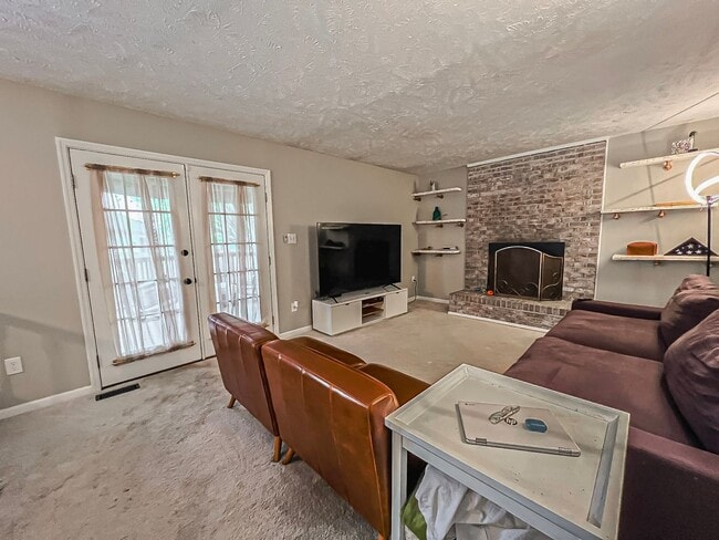 Building Photo - Beautiful and Spacious 4 Bedroom 2.5 Bathr...